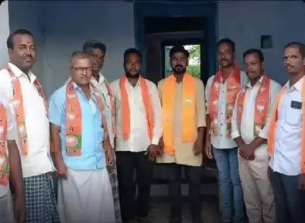 అలంపూర్: కేంద్ర ప్రభుత్వ పథకాలపై ప్రజలకు అవగాహన కల్పించాలని రాజోలిలో కార్యకర్తలకు మండల బీజేపీ అధ్యక్షుడు శశి కుమార్ సూచన