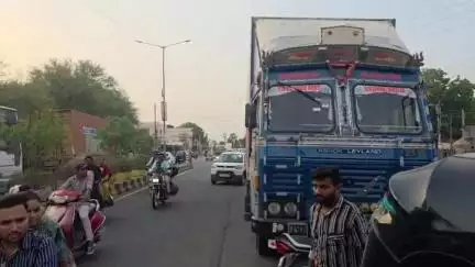 નડિયાદ: ઉત્તરસંડા ગામે રિક્ષાનું ટાયર અચાનક નીકળી જતા ટ્રાફિક જામની સ્થિતિ સર્જાઈ