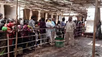 యాగంటి క్షేత్రానికి పోటెత్తిన భక్తులు, క్యూ లైన్లను పర్యవేక్షించిన ఆలయ ఈవో చంద్రుడు