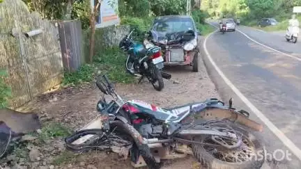 പട്ടാമ്പി: കൊപ്പം പുലാശ്ശേരിയിൽ ബൈക്കുകളും കാറും കൂട്ടിയിടിച്ച് നാല് പേർക്ക് പരിക്ക്