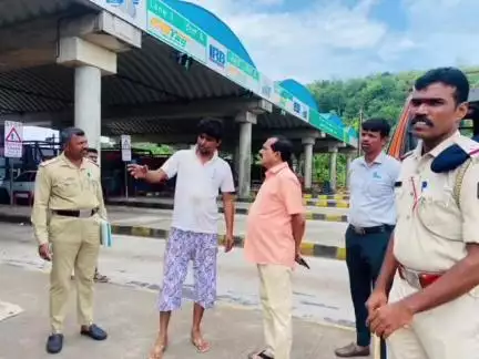ಕುಮಟಾ: ಹೊಳೆಗದ್ದೆ ಟೋಲ್ ಗೇಟ್‌ಗೆ ಶಾಸಕ ದಿನಕರ ಶೆಟ್ಟಿ ಭೇಟಿ, ಪೊಲೀಸರ ಜತೆ ಅನುಮಾನಸ್ಪದ ವಾಹನಗಳ ತಪಾಸಣೆ
