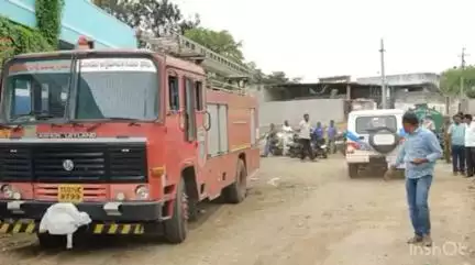 జగిత్యాల: ధరూర్‌లో దగ్ధమైన స్క్రాప్ దుకాణంను పరిశీలించిన మాజీ మంత్రి జీవన్ రెడ్డి,  రూ. 40 లక్షల ఆస్తి నష్టం జరిగిందంటున్న  బాధితులు