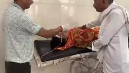 टीकमगढ़: बड़ागांव में जहरीला पदार्थ खाने से महिला की हालत बिगड़ी, जिला अस्पताल में भर्ती