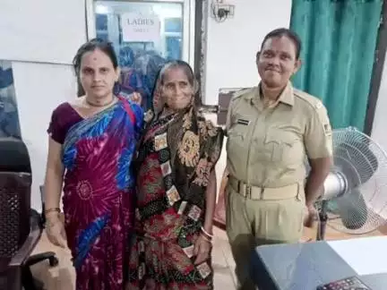 ପୁରୀ ମ୍ୟୁନିସିପାଲଟି: ସମୁଦ୍ରକୂଳ ଅଞ୍ଚଳ ରେ ହଜି ଯାଇଥିବା ବୃଦ୍ଧା ମହିଳା ଙ୍କୁ ଉଦ୍ଧାର କରି ପରିବାର ଲୋକଙ୍କୁ ହସ୍ତାନ୍ତର କଳା ସମୁଦ୍ରକୂଳ ଥାନା ପୋଲିସ l