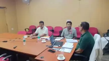 गोपालगंज: समाहरणालय परिसर में डीएम ने वीडियो कॉन्फ्रेंसिंग के माध्यम से निर्वाचन तैयारियों पर निर्देश दिए