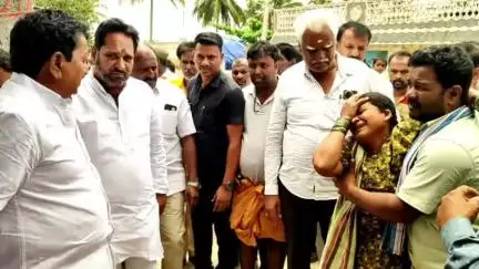 పలమనేరు: వి.కోట: మోట్లపల్లి చెరువులో మృతి చెందిన ముగ్గురు బాలురు కుటుంబాలను పరామర్శించిన ఎమ్మెల్యే అమర్నాథ్ రెడ్డి