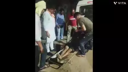घुघरी: घुघरी सलवाह रोड पर मोटरसाइकिल दुर्घटना में घायल व्यक्ति को देखने पहुंचे विधायक