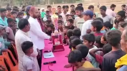 शाहपुर: पिलापुर में खेले क्रिकेट टूर्नामेंट के फाइनल मैच में हरनही टीम ने दुलौर को हराकर चैंपियन बनने का किया दावा