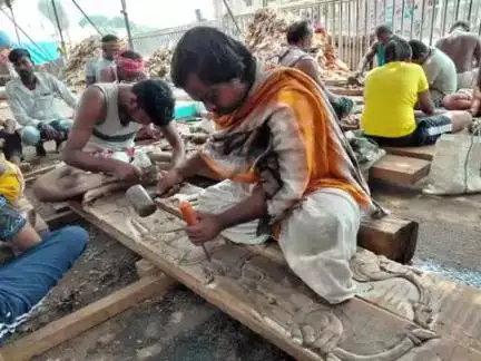 ପୁରୀ ମ୍ୟୁନିସିପାଲଟି: ରଥଯାତ୍ରା ଲାଗି ରଥ ଖଳା ରେ ସିଂହାସନ ରେ ରୂପ ଖୋଦେଇ କାର୍ଯ୍ୟ କରୁଛନ୍ତି ରୂପକାର ସେବକ l