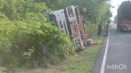 गडचिरोली: सूरजागड येथून लोह खनीज वाहतूक करणारा ट्रक दूधमाळा येथे रस्त्याचा कडेला उलटला