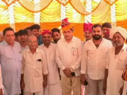 बाड़मेर: बाड़मेर सांसद उम्मेदाराम बेनीवाल शनिवार को दुगेरों का तला गांव के दौरे पर रहे, विभिन्न कार्यक्रमों में की शिरकत