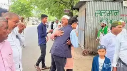 कळमेश्वर: कळमेश्वर शहरात निशा दत्त सभागृह जवळ व बाजार चौक येथे बकरी ईद उत्साहात साजरी