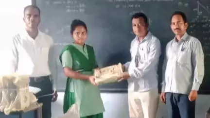 बंदगांव: उत्क्रमित मध्य विद्यालय गोपालपुर में पंचायत समिति सदस्य द्वारा पुस्तकों का वितरण