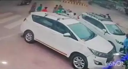 आगरा: ताज व्यू चौराहे पर दो युवकों को कई लोगों ने मिलकर पीटा, सीसीटीवी फुटेज हुआ वायरल