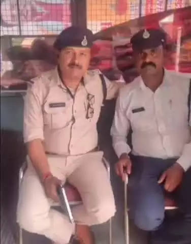 तानसेन: कमर पर नकली पिस्टल लगाकर घूम रहे तीन नाबालिग, पुलिस ने पकड़ा तो बोले- हमें हथियार का शौक है