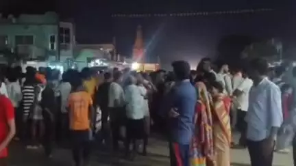 चास: बहादुरपुर चौक के पास तेज रफ्तार कार ने बाइक सवार 3 युवकों को रौंदा, लोगों ने सड़क को जाम किया