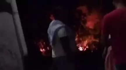 पडरौना: रवींद्र नगर धूस बांस के कोठ में संदिग्ध आग लगी, धू-धूकर जला बांस, फायर ब्रिगेड और हेल्पलाइन नाकाम, लोगों ने खुद बुझाई आग