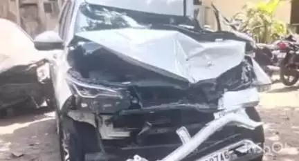 आगरा: सुल्तानगंज की पुलिया के पास सरियों से भरे ट्रक में घुसी कार, एक महिला की हुई मौत