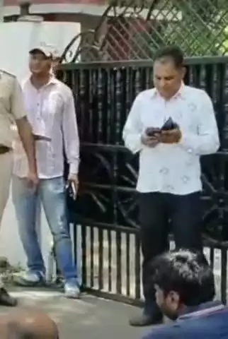 डूंगरपुर: डूंगरपुर से कांग्रेस विधायक गणेश घोघरा ने शनिवार दोपहर को नर्सिंगकर्मियों के लिए कलेक्टर आवास के सामने गेट पर धरना दिया