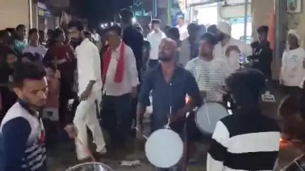बुरहानपुर: नेपानगर में शराब की दुकान हटने पर ईद के दिन दीपावली जैसा जश्न, ढोल बजाकर की आतिशबाजी