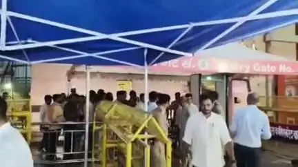 रघुराज प्रताप सिंह उर्फ राजा भैया ने काशी विश्वनाथ का दर्शन पूजन किया