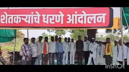 जालना: प्रशासनाला  . वठणीवर आणण्यासाठी  मराठा महासंघाचे जिल्हाध्यक्ष अरविंद देशमुख यांनी शेतकरी आंदोलकांना दिले आसुड