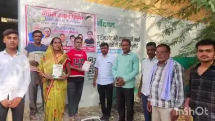 थानखम्हरिया: बेमेतरा शहर के विभिन्न वार्डों में शा. उचित मूल्य की दुकान में चावल उत्सव तिहार कार्यक्रम में नपा के अध्यक्ष शामिल हुए