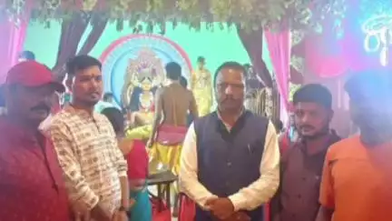 चक्रधरपुर: चक्रधरपुर की गार्ड बैरेक में माता शीतला पूजा का आयोजन, उमड़ी श्रद्धालुओं की भीड़