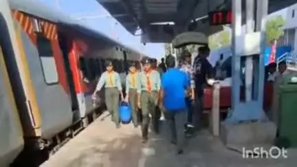 पोकरण: हिंदुस्तान स्काउट गाइड की बालक-बालिकाओं ने पोकरण रेलवे स्टेशन पर जल मंदिर लगाकर आमजन की सेवा की