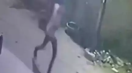 इंदौर: दो युवक घर के बाहर पत्थर फेंकते हुए कैमरे में कैद, वीडियो सोशल मीडिया पर वायरल