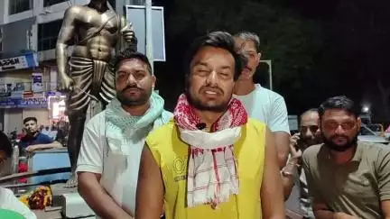 દાહોદ: દાહોદ શહેરના બિરસા મુંડા ચોક પર આદિવાસીઓના ભગવાન ગણાતા બિરસા મુંડાની મૂર્તિ 24 કલ્લાકમાં પ્રસ્થાપિત કરવાની માંગ