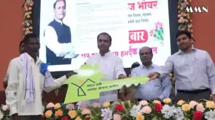 वर्धा: विविध योजनेच्या लाभार्थ्यांना पालकमंत्री डॉ.पंकज भोयर यांच्या हस्ते नियोजन भवनात धनादेश व लाभाचे वितरण