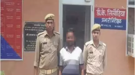 कोल: अकराबाद में पुलिस ने वारण्टी अभियुक्त को उसके घर से किया गिरफ्तार
