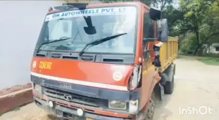 प्रतापपुर: वन विभाग की टीम ने वन भूमि जुताई में लगे 1 ट्रैक्टर और अवैध बालू लदे 2 टीपर को पकड़कर की कार्रवाई