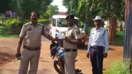 जशपुर: जशपुर में बिना हेलमेट घूम रहे 12 पुलिसवालों का कटा चालान, SSP ने कहा- कानून सबके लिए बराबर है
