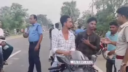 খড়গ্রাম: ঈদ উপলক্ষে দ্রুত গতিতে বাইক চালানোর অভিযোগে নগরে কয়েকজনকে আটক করে সতর্ক বার্তা দিল পুলিশ, উপস্থিত OC