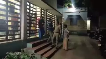 செங்கோட்டை: கேரளாவிற்கு இருசக்கர வாகனத்தை கடத்திச் சென்ற மூன்று நபர்களை புளியரை போலீசார் கைது செய்தனர்