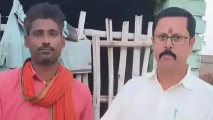 मोतिहारी: रढ़िया पंचायत में मुखिया प्रतिनिधि ने विभिन्न लाभुकों के बीच कबीर अंत्येष्टि की राशि का वितरण किया