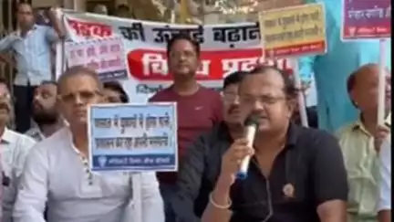 मोतिहारी: मोतिहारी के गांजा गद्दी चौक पर चेंबर ऑफ कॉमर्स ने शनिवार को किया धरना प्रदर्शन