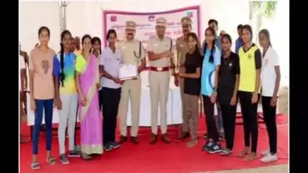 காஞ்சிபுரம்: தற்காலிக காவலர் பயிற்சி மைதானத்தில் விளையாட்டுப் போட்டிகள் வெற்றி பெற்றவர்களுக்கு மாவட்ட காவல் கண்காணிப்பாளர் பரிசு வழங்கினார்