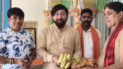 মুর্শিদাবাদ জিয়াগঞ্জ: শ্রীপাঠ কুমোরপাড়া রাধামাধব মন্দিরে পুজো দিলেন বিজেপি, উপস্থিত কেন্দ্রের প্রাক্তন প্রতিমন্ত্রী ও বিধায়ক