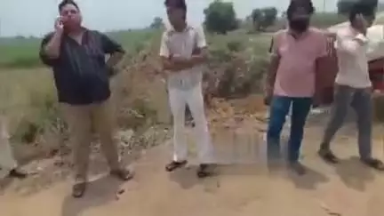 बुढ़ाना: बुढाना तहसील के गांव जोला में श्मशान घाट के पास पशुओं के अवशेष डालने पर लोगों में रोष, पुलिस ने दबवाया