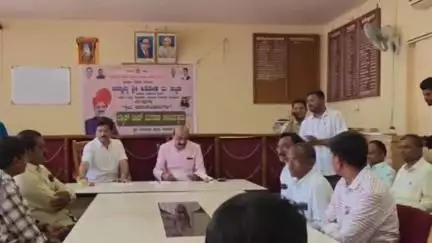 ಬೆಳಗಾವಿ: ರಾಮದುರ್ಗದಲ್ಲಿ ಗ್ರಾಮ ಆಡಳಿತಾಧಿಕಾರಿಗಳಿಗೆ ಲ್ಯಾಪ್ ಟಾಪ್ ವಿತರಿಸಿದ ಶಾಸಕ ಅಶೋಕ್ ಪಟ್ಟಣ