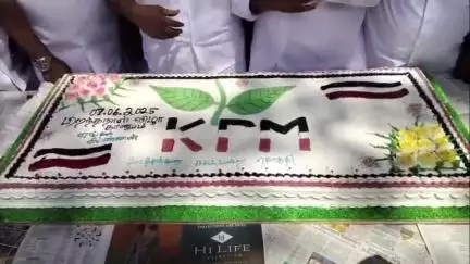 ஊத்தங்கரை: அரசமரம் பகுதியில்  அதிமுக துணைப் பொதுச்செயலாளர் கே.பி. முனுசாமி பிறந்தநாள் விழா: ஊத்தங்கரையில் கோலாகல கொண்டாட்டம்.