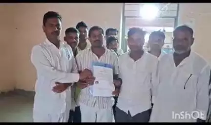 परैया: पुनाकला पैक्स चुनाव में राजेश यादव ने विजय यादव को 14 मतों से हराया, बने पैक्स अध्यक्ष