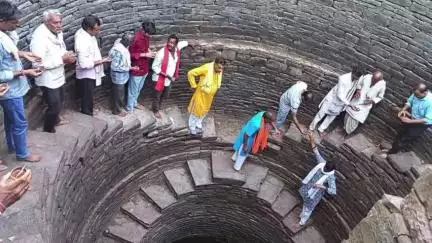 दमयंती नगर: जल गंगा संवर्धन अभियान के अंतर्गत ग्राम सगोनी उपाध्याय में "बावड़ी उत्सव" कार्यक्रम का संपन्न, लोगों ने दीप प्रज्वल किए