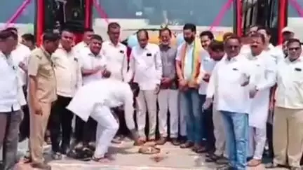 नेवासा: नेवासा एसटी आगारास मिळालेल्या नवीन पाच बसेसचे आमदार विठ्ठलराव लंघे यांच्या हस्ते लोकार्पण