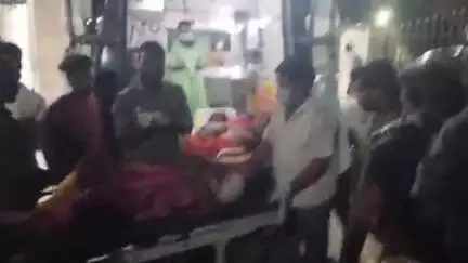 శింగనమల: తిమ్మంపేట గ్రామం వద్ద లారీ బలోరా ఢీకొనడంతో 22 మందికి తీవ్రమైన గాయాలు, ఒకరు అక్కడికక్కడేమృతి. పోలీసులు కేసు నమోదు చేసి