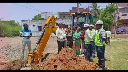 காஞ்சிபுரம்: தாத்திமேடு பகுதியில் வீடுகளுக்கு குடிநீர் குழாய் இணைக்கும் பணி நடைபெற்று வருவதை மாநகராட்சி மேயர் ஆய்வு செய்தார்