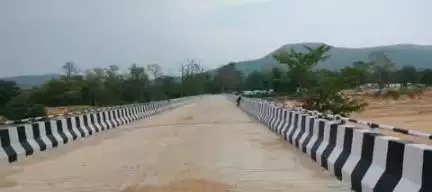 नंदी चो खंडे सुंदर कुधूर गांव रे,
इहा दादा मन उनके दखुक जांव रे।
रान बन नंदी ढोड़गी मन के मोहे से गांव,
केबे बुलून दखा से इया से कुधूर गांव।
पंडकी हरेड़ बरन बरन चो रूक राई,
दखते हरिक लागेसे सुंदर बाड़ती गांव रे।